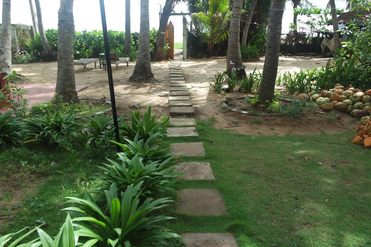 Dephani Beach Hotel Negombo Bagian luar foto